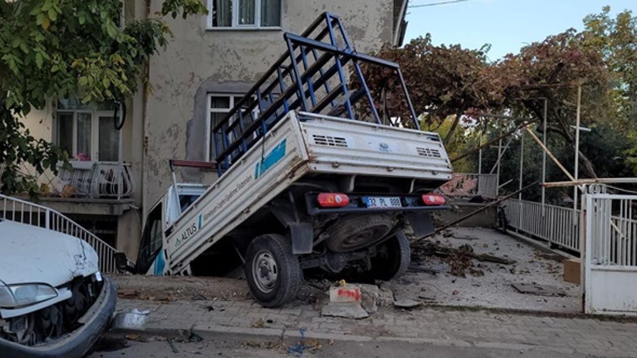 Kamyonet önce otomobile ardından bahçe korkuluklarına çarparak durabildi!