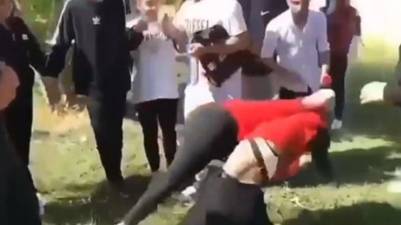 Liseli kızlar yumruk yumruğa kavga etti!