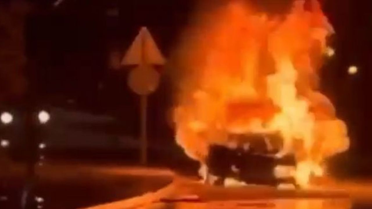 Seyir halindeki otomobil alev topuna döndü!