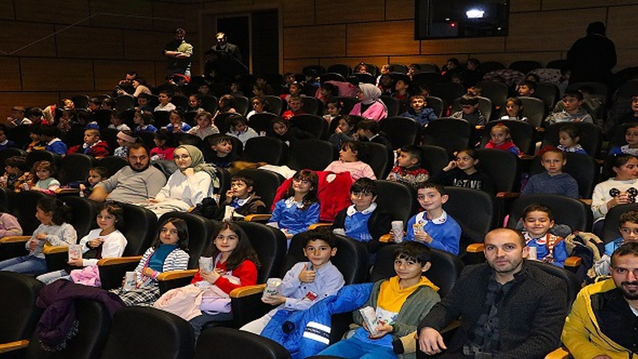 Bayburt'ta kırsalda yaşayan öğrenciler sinema keyfi yaşadı