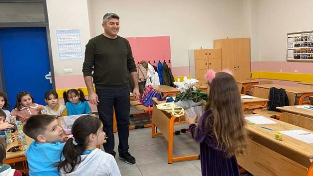 Deprem sonrası okullarıyla yeniden buluşan öğrenciler Öğretmenler Günü'nü unutmadı
