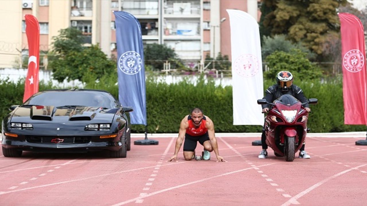 Milli rekortmen atlet Kayhan Özer, spor otomobil ve motosikletle yarıştı