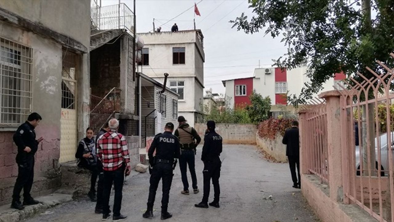 Rastgele Ateş Açan ZanlıI 4 Polisi'i Yaraladı