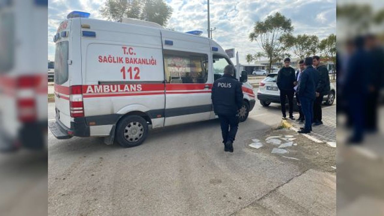 Motosiklet ile kamyonet çarpıştı! Karnesini alan öğrenci yaralandı