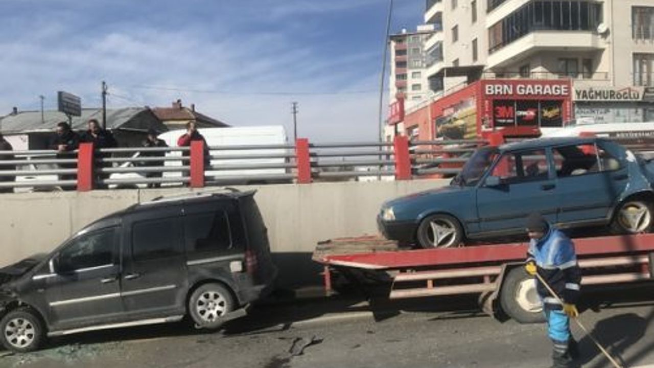 4 aracın karıştığı zincirleme trafik kazasında 1 kişi yaralandı!