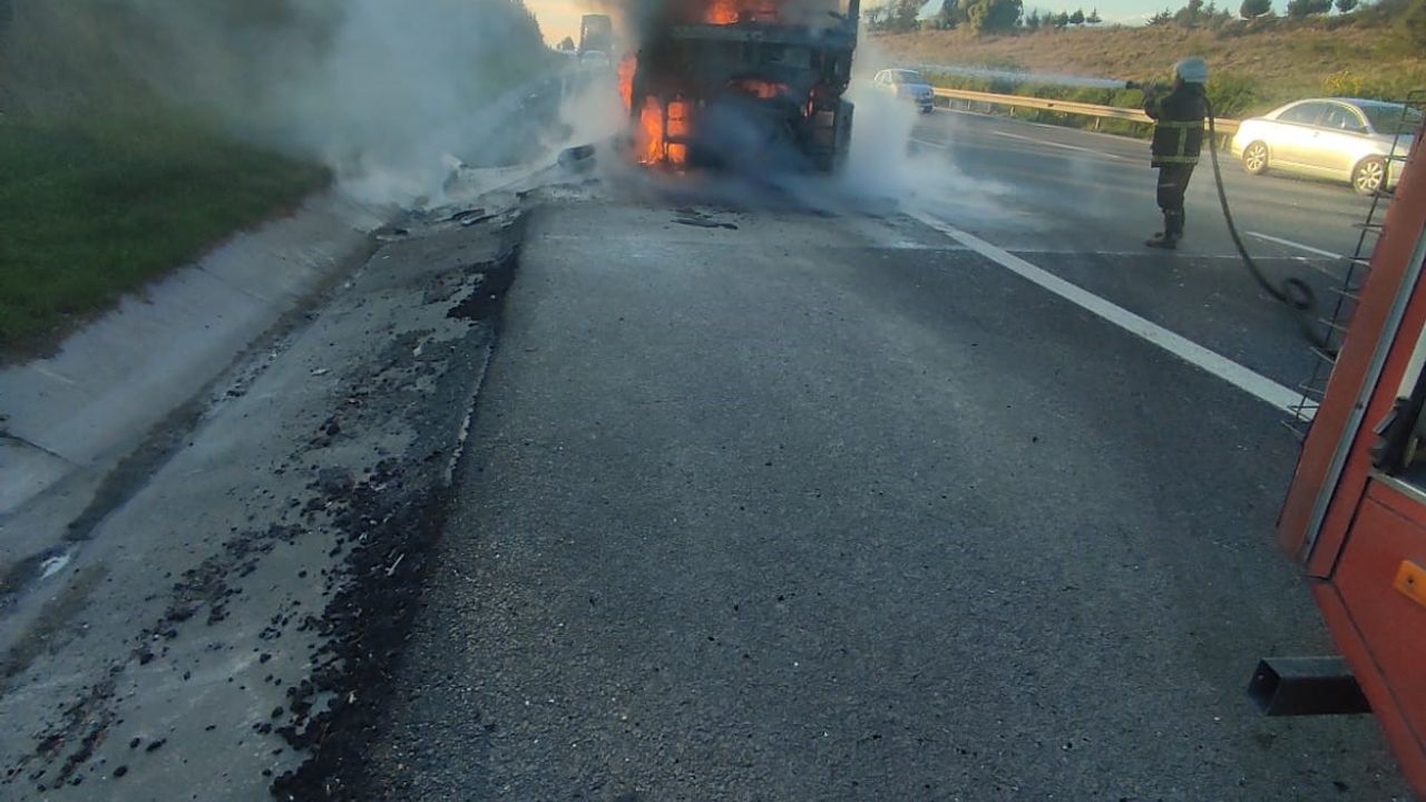 Adana’da seyir halindeki tır alev topuna döndü