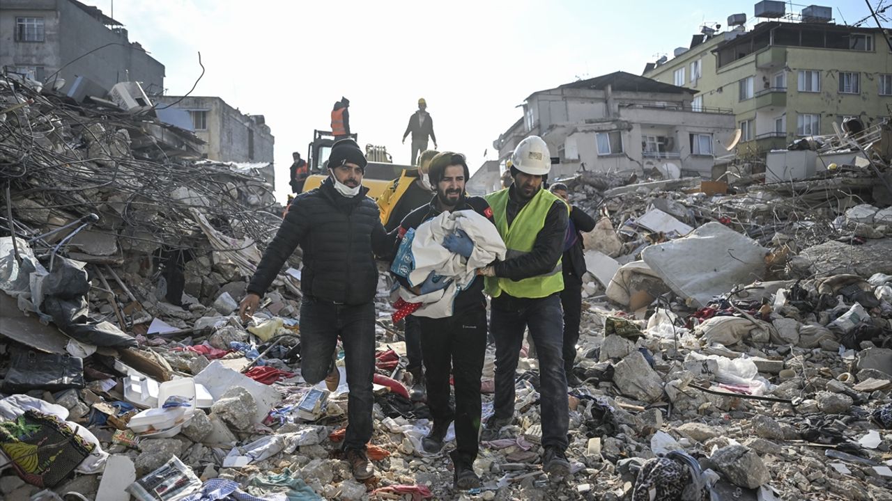 Antakya'da depremin 133'üncü saatinde bir bebek enkazdan sağ kurtarıldı