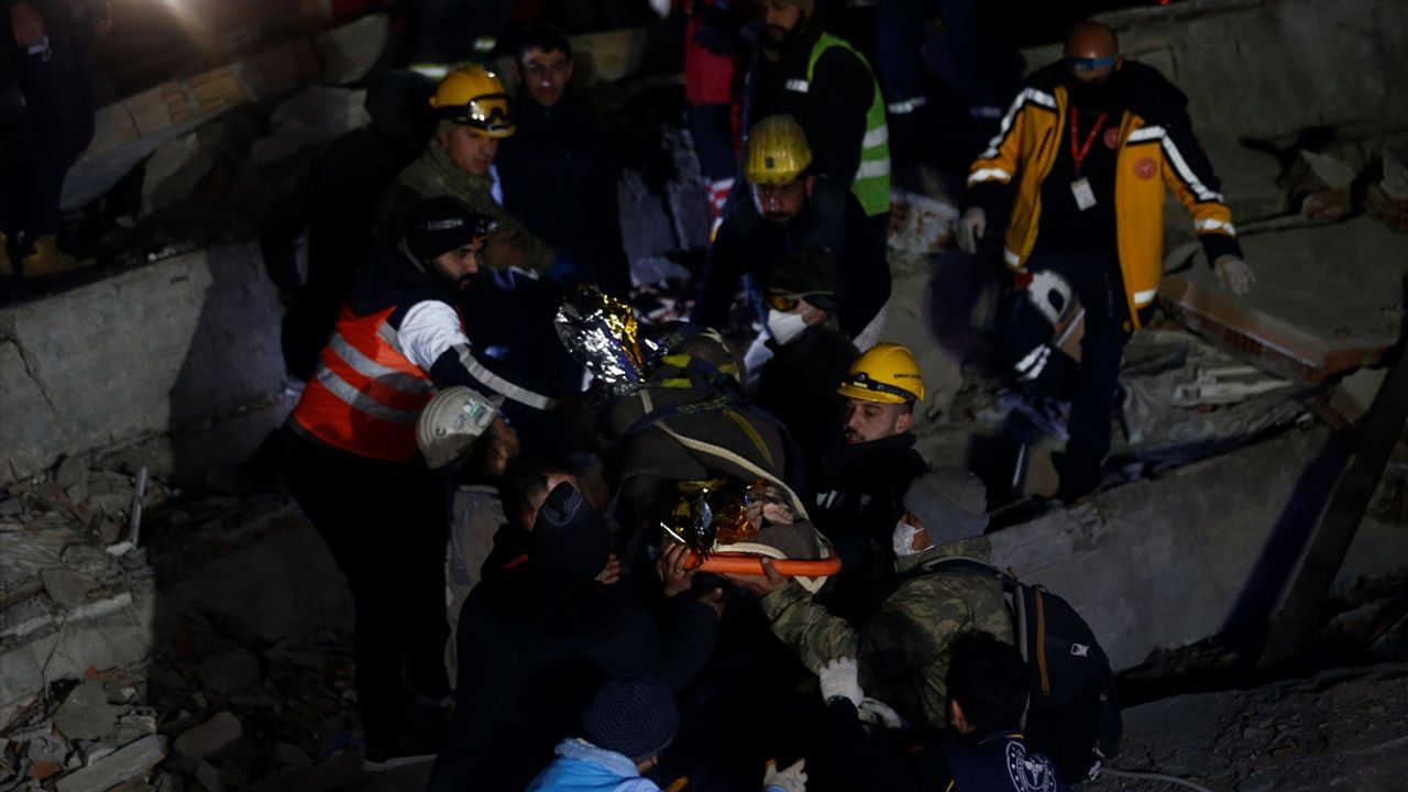 Antakya'da depremin 160. saatinde bir kadın enkazdan kurtarıldı