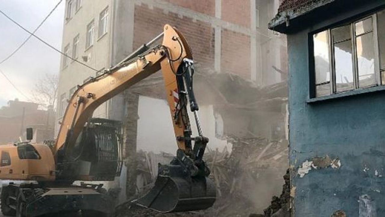Çevrede risk oluşturan metruk binaların yıkımı gerçekleşti!