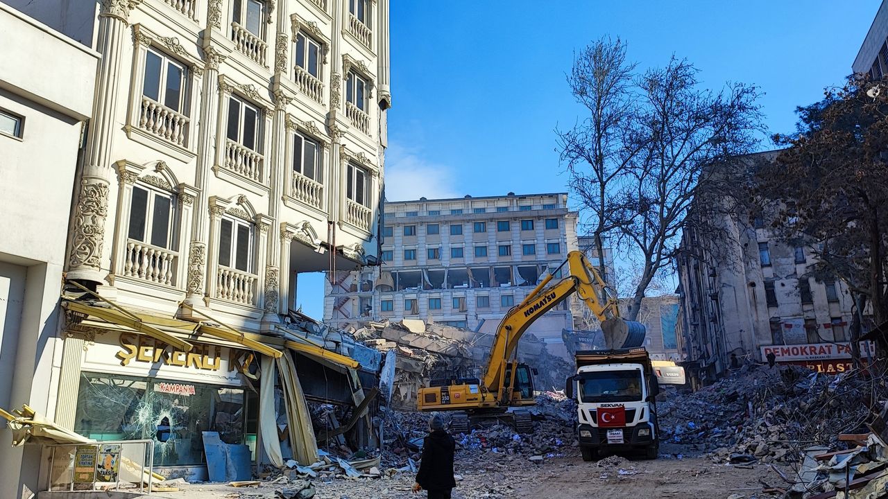 Fotoğrafları ortaya çıktı: Çöken otelin kolonları tabela için tahrip edilmiş
