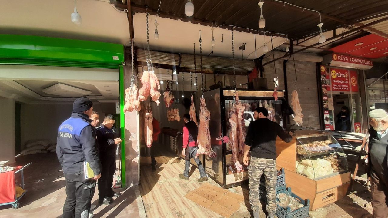 Hatay’da açık alanda et satan işyerine 20 bin TL para cezası kesildi