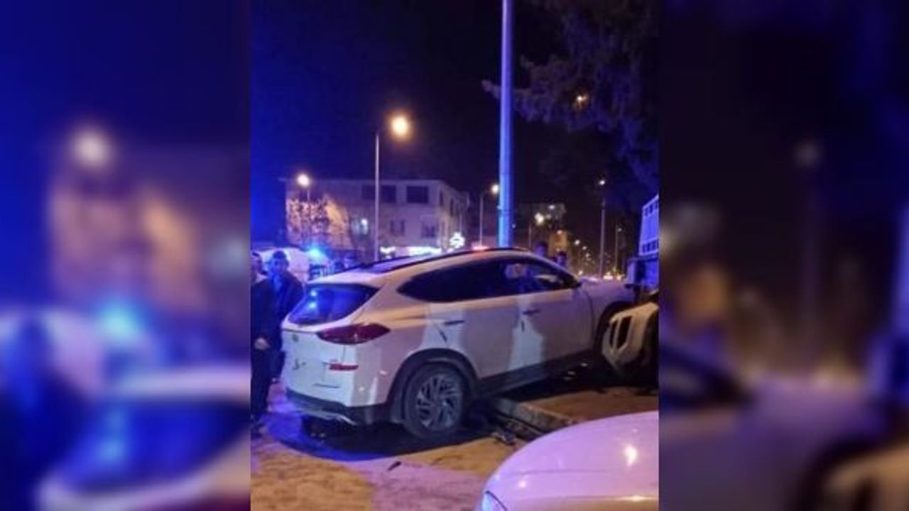 İki otomobil kafa kafaya çarpıştı: 4 yaralı