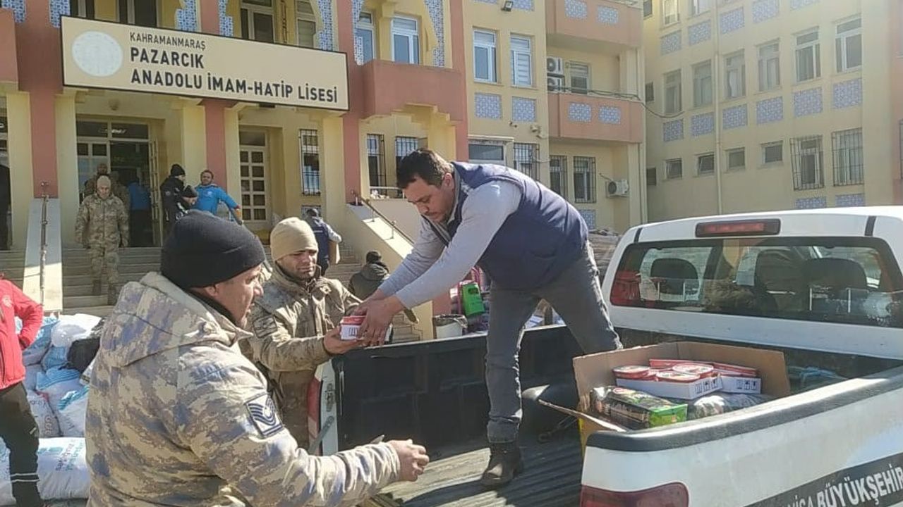 Kahramanmaraş’ta yardım malzemeleri depremzedelere ulaştırılıyor