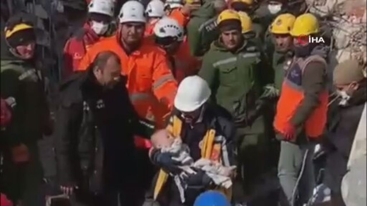Tacik ekip, 144 saat sonra 6 aylık bebeği ve babasını kurtardı