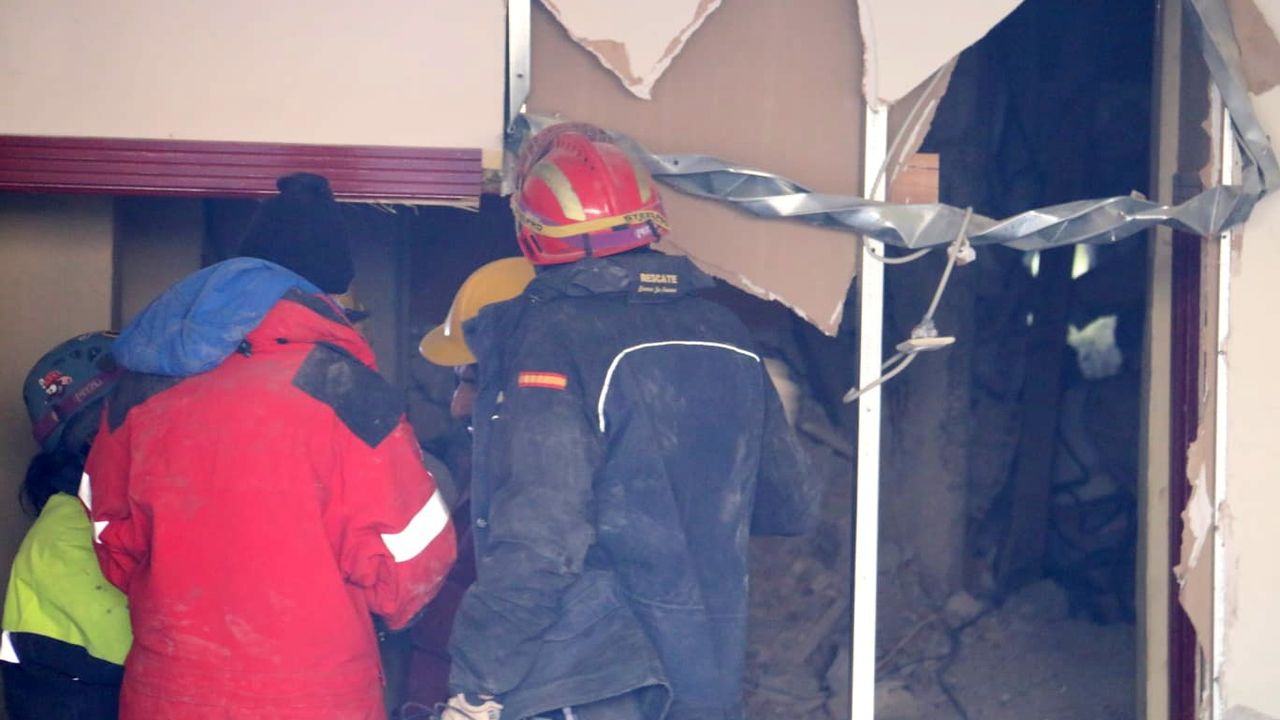 Tıkırdı ile gelen umutla 'anne ile bebeğine' ulaşılmaya çalışılıyor