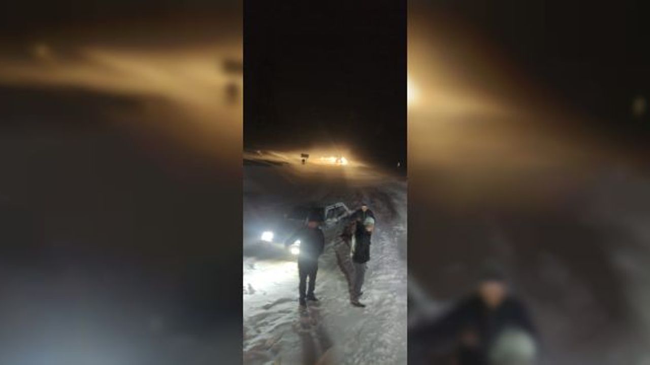 Yoğun kar yaağışı sonrası sürücüler yolda mahsur kaldı