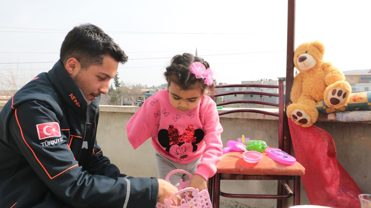 36 saat sonra enkazdan çıkarılan minik Ela, kurtarıcılarıyla bir araya geldi