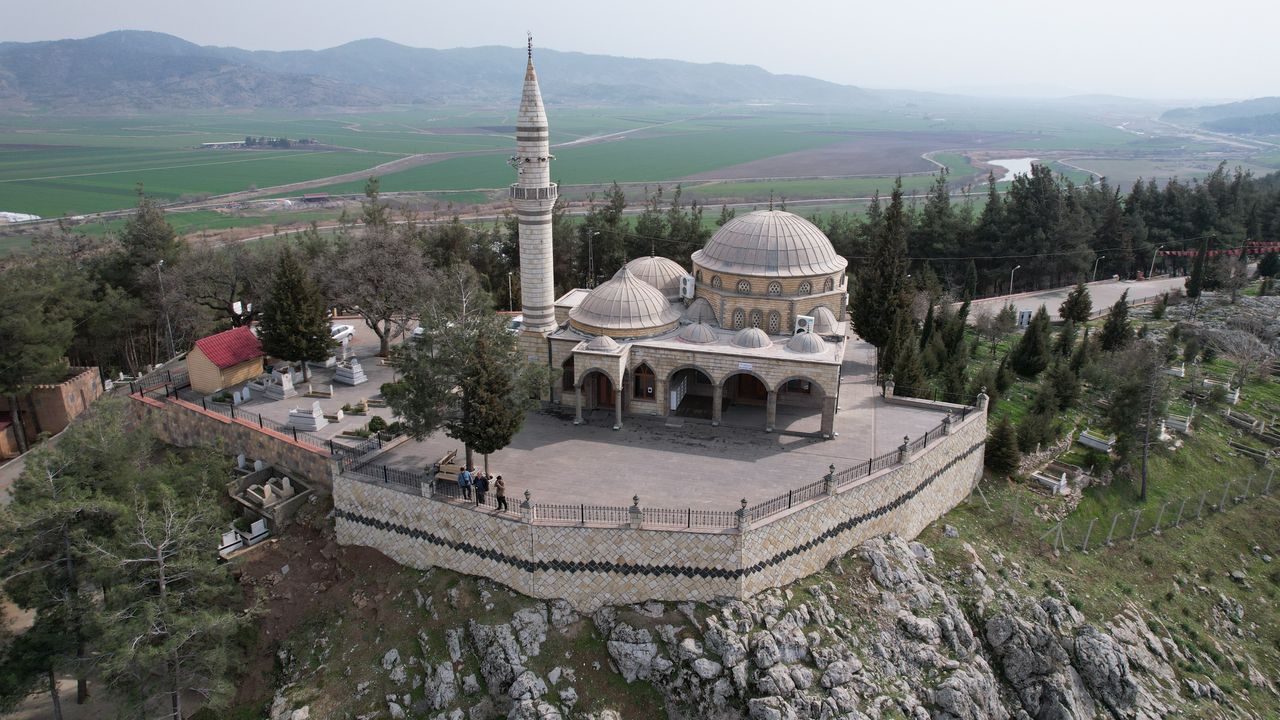 Hz Malik Bin Ejder türbesi dimdik ayakta