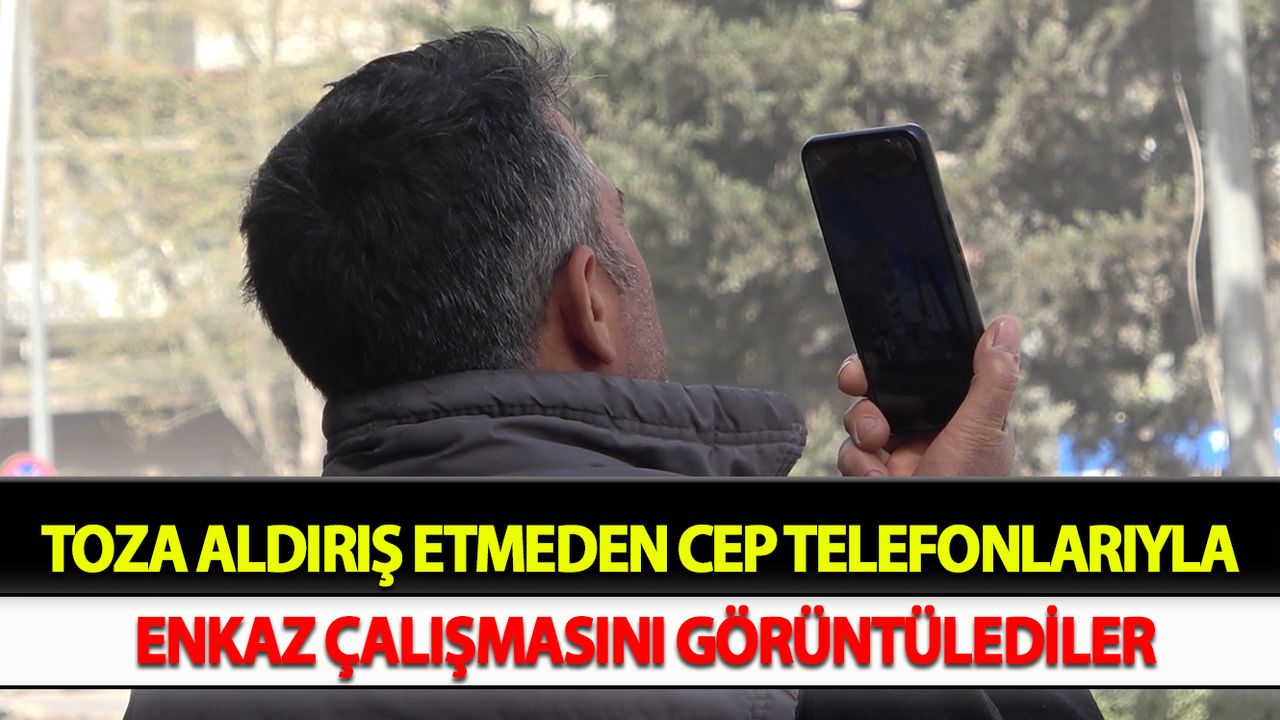 Toza aldırış etmeden cep telefonlarıyla enkaz çalışmasını görüntülediler