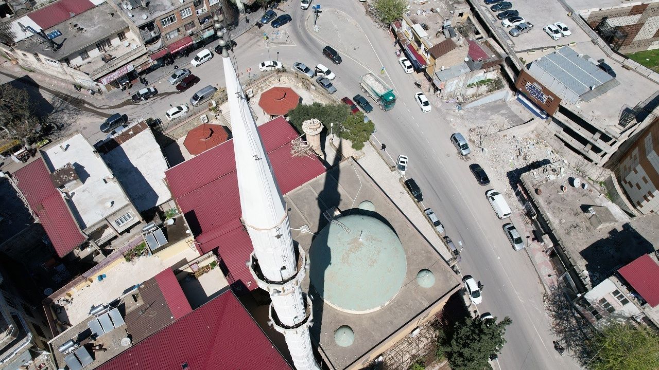 18. yüzyılda yapılan caminin taş minaresi yıkıldı beton minaresi ayakta kaldı