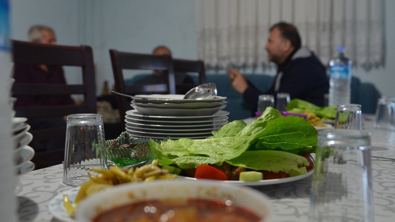 Depremzede aileler Ramazan ayını bağ evlerinde geçiriyor