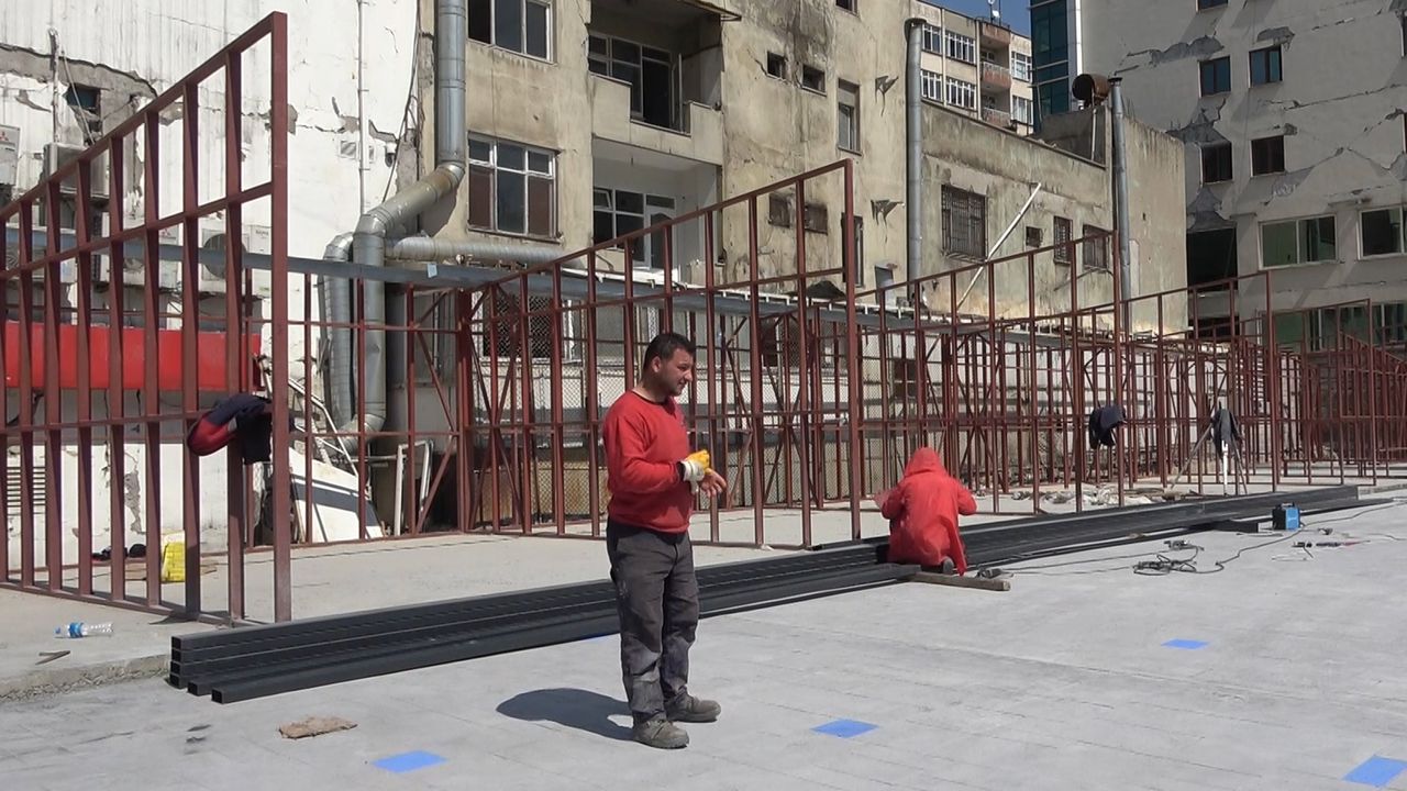 'Dünyanın en saçma binası'nın yerine çelikten çarşı kuruluyor: Depremzede esnafın hizmetine sunulacak