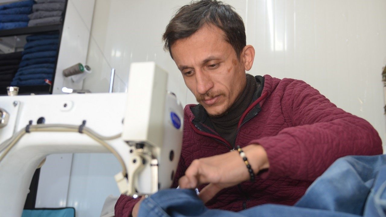 Sabah ekmek parasını kazanıp geceleri hastanede gönüllü çalışıyor