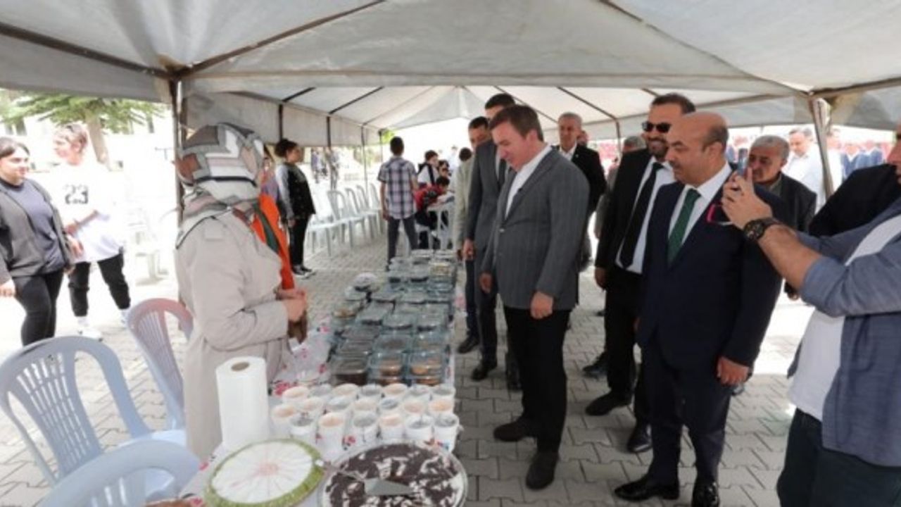 Deprem bölgesindeki okulları için kermes düzenlendi