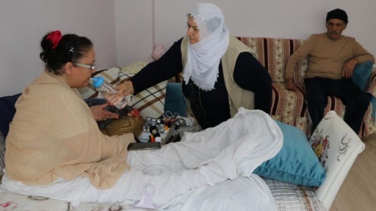 Depremzede anne baba hayatlarını kas hastası evlatlarına adadı