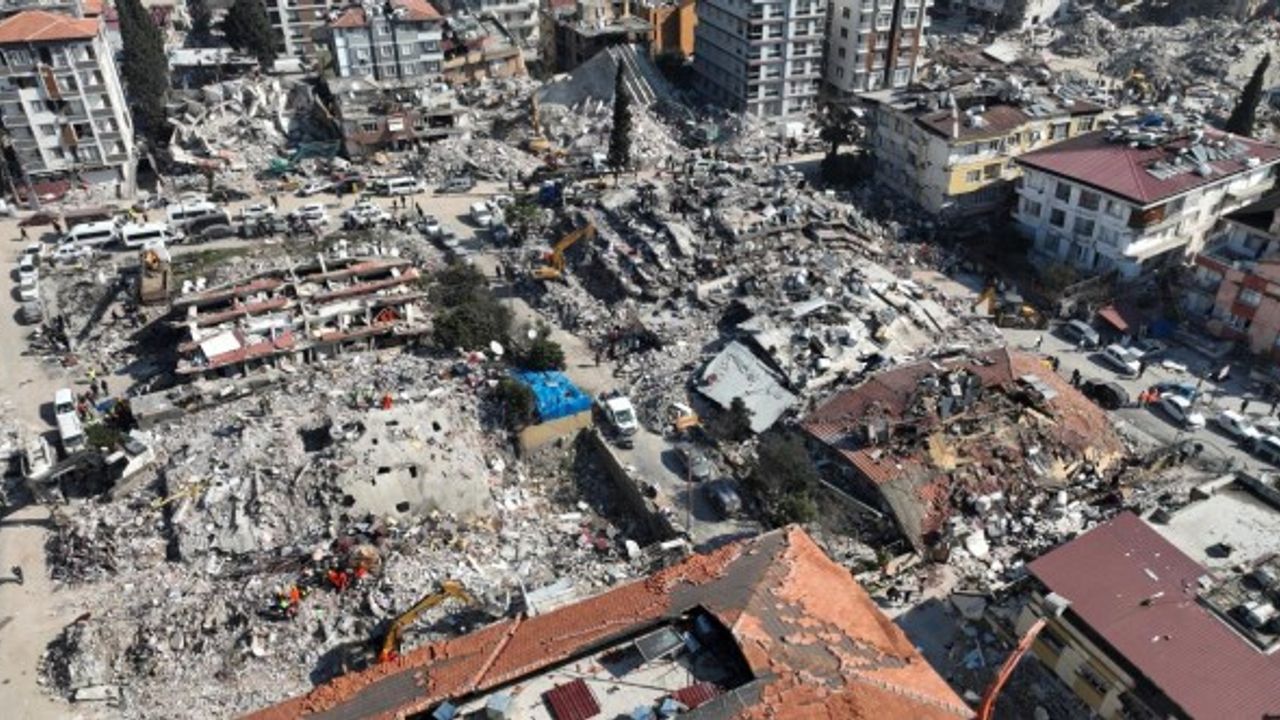 Hatay'da Binanın Enkazındaki Su Birikintisinde Ölü Bulundu