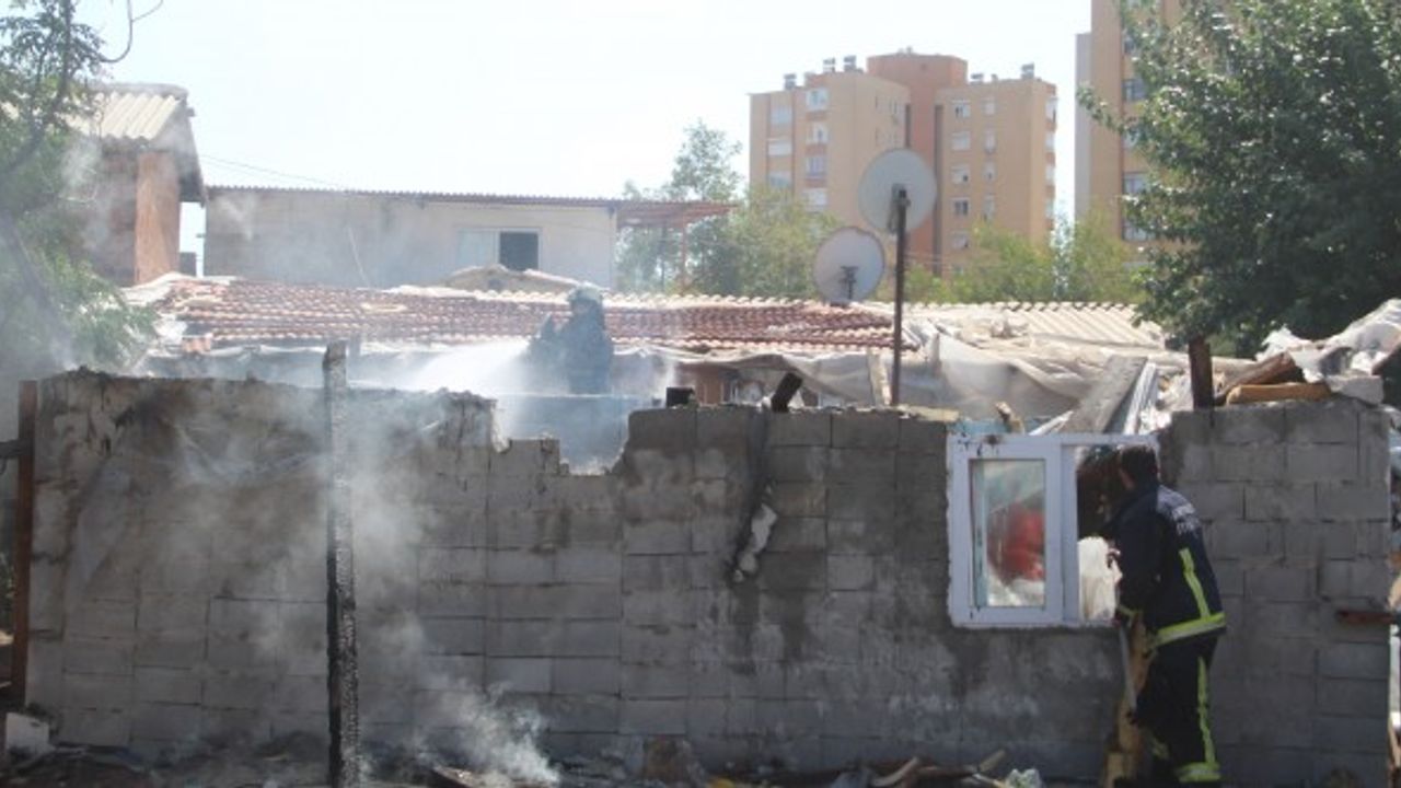 3'üncü kez yandı, bitişikteki ev sahibi isyan etti