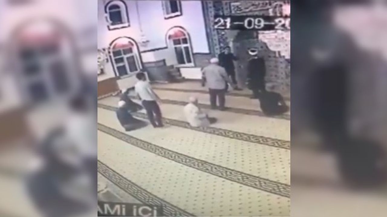 Camiye ayakkabısıyla girip imamın yanına gitti, camiden kaçarak çıktı