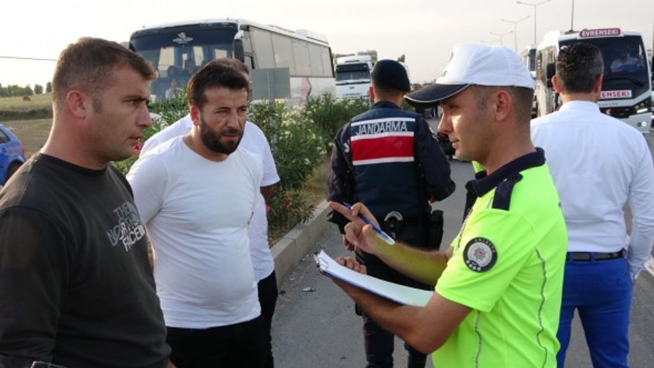 Kanser hastası sürücü fenalaşıp otomobilden indi, arkadan gelen araçlar birbirine girdi