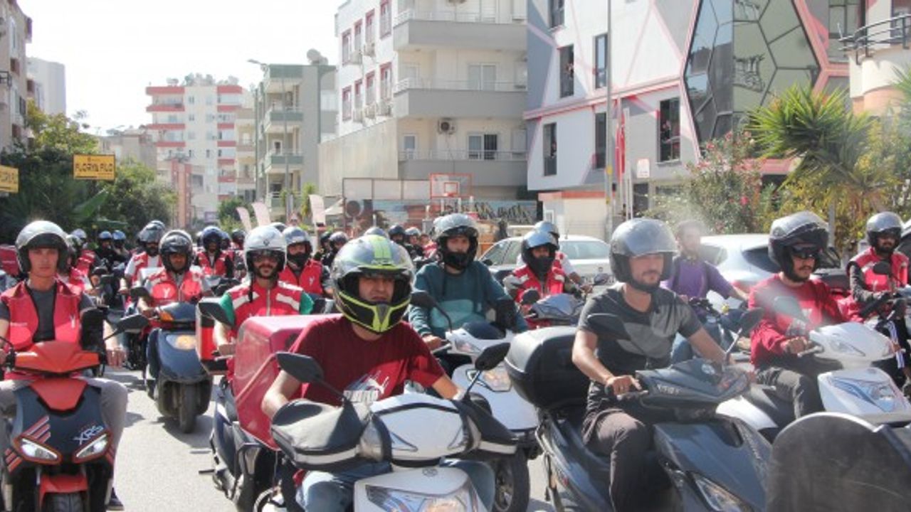 Mersin'de kuryeler ölen arkadaşları için konvoy yaptı