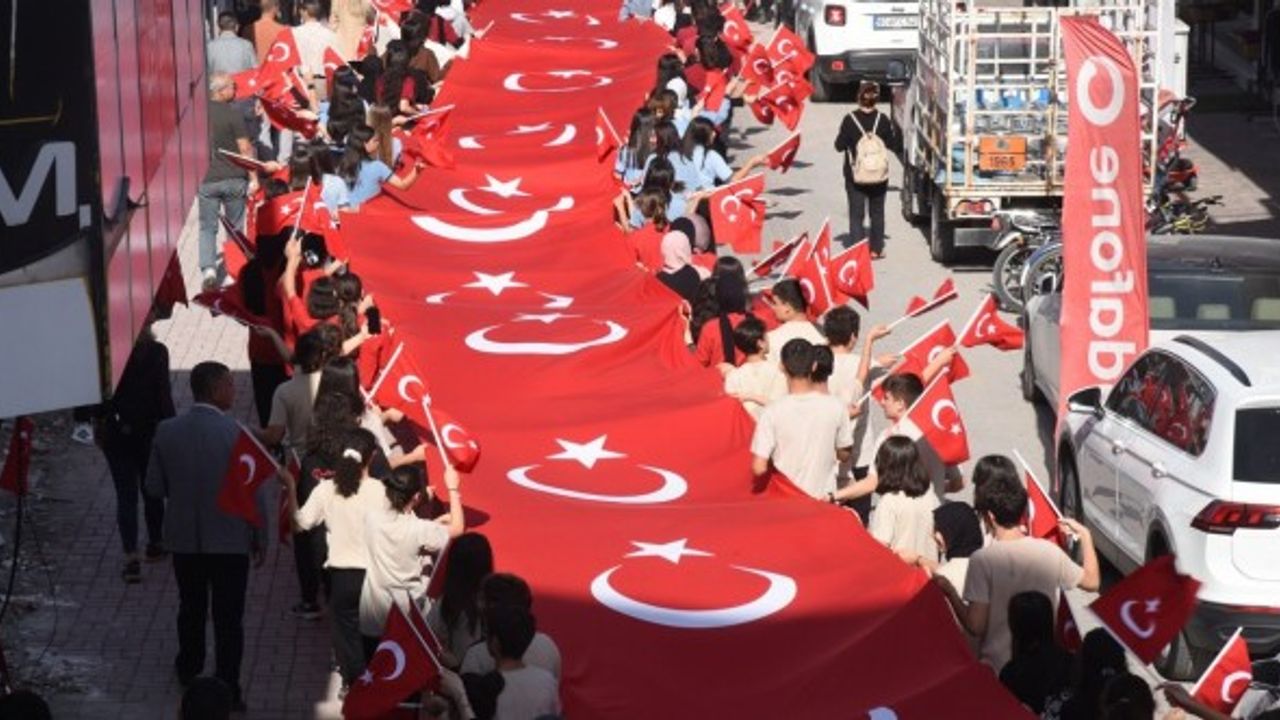 Osmaniye’de 29 Ekim Cumhuriyet Bayramı etkinlikleri 100 metrelik bayrak yürüyüşüyle başladı