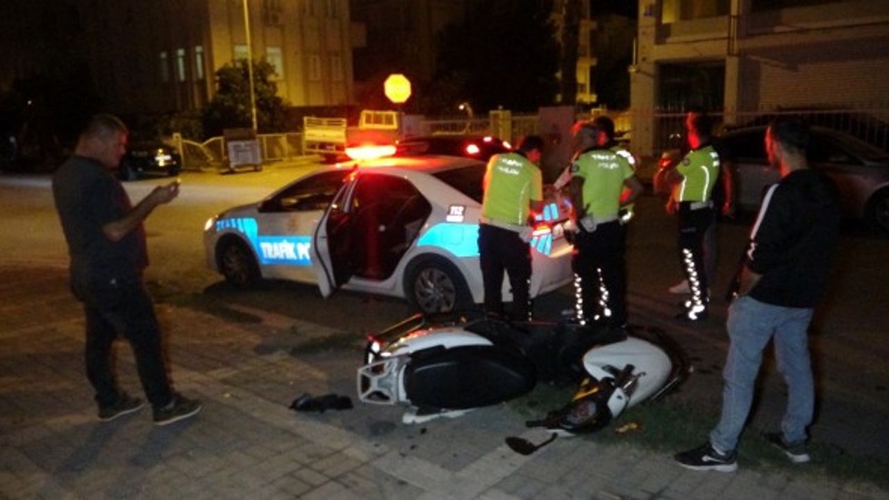 Sağlık ekiplerini bekleyen yaralı sürücü sigara içmeyi de ihmal etmedi