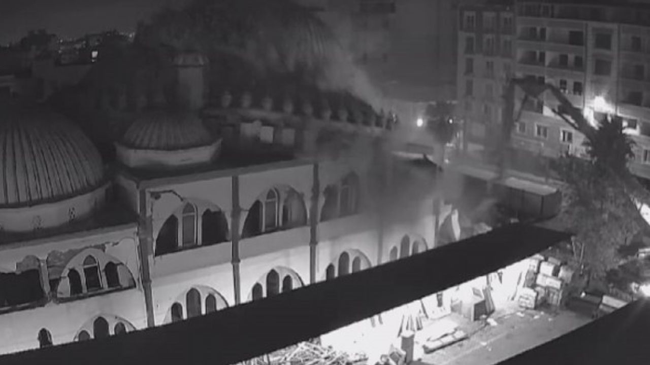 Ağır hasarlı cami yıkım esnasında çöktü