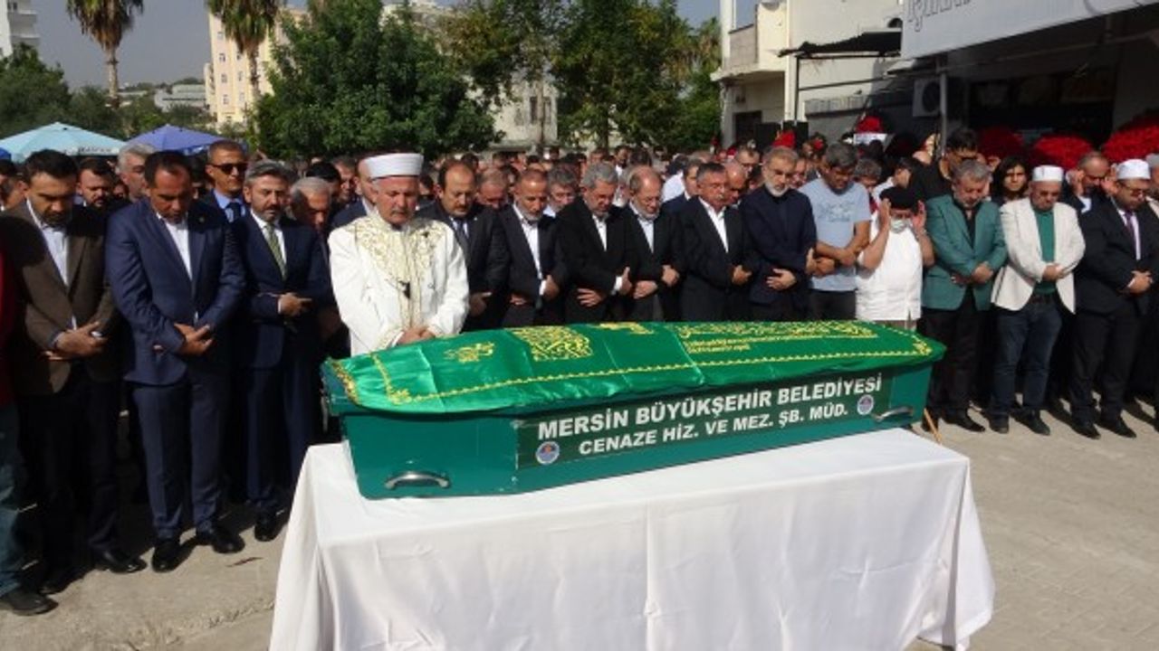 Ankara Üniversitesi Rektörü Ünüvar’ın vefat eden annesi, eski bakanların katılımıyla uğurlandı