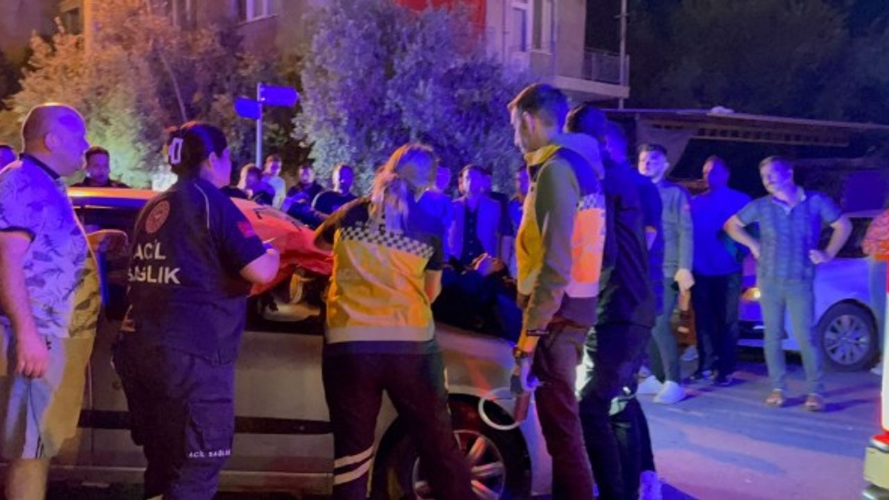 Antalya'da ağızları açık bırakan kaza: Motosiklet sürücüsü otomobilin motor kaputunun üzerine düştü