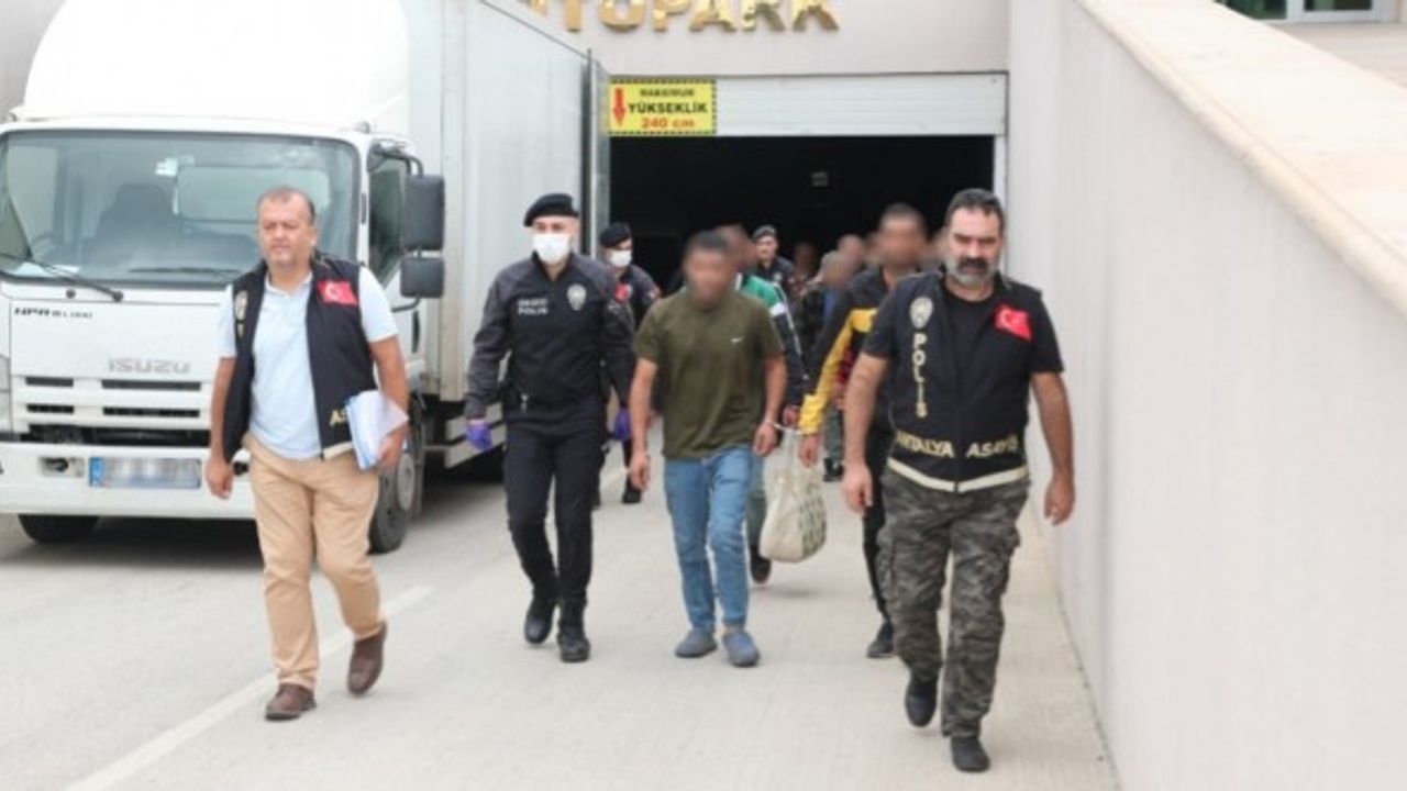 Antalya'da çeşitli suçlardan aranan 57 şüpheli yakalandı