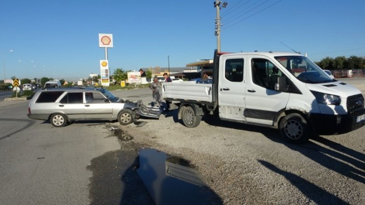 Antalya'da otomobil ile kamyonet çarpıştı