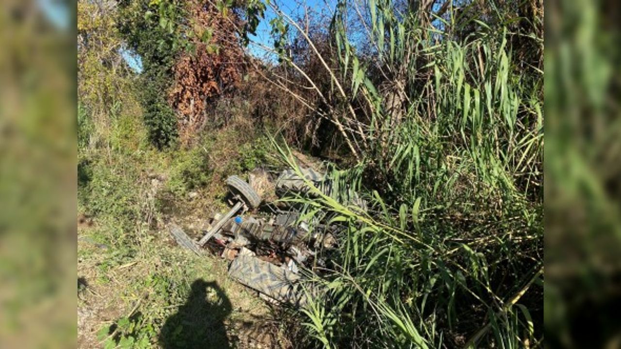 Antalya'da traktörün altında kalan sürücü yaralandı
