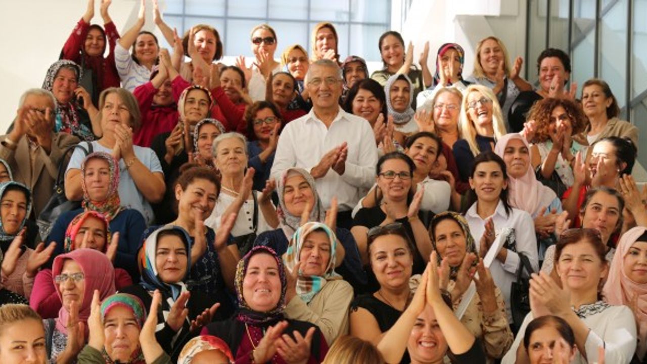 Başkan Tarhan, anket çalışmasında Mersin'de 1. sırada yer aldı