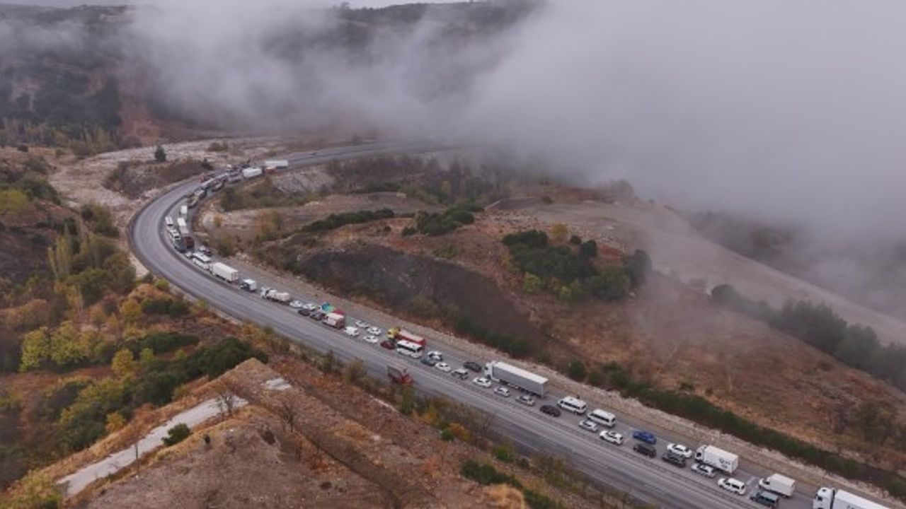 Burdur-Antalya Karayolu'nda tır makasladı, kilometrelerce araç kuyruğu oluştu