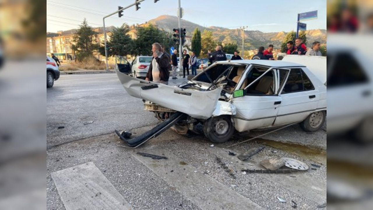 Burdur’da iki otomobil çarpıştı: 3 yaralı