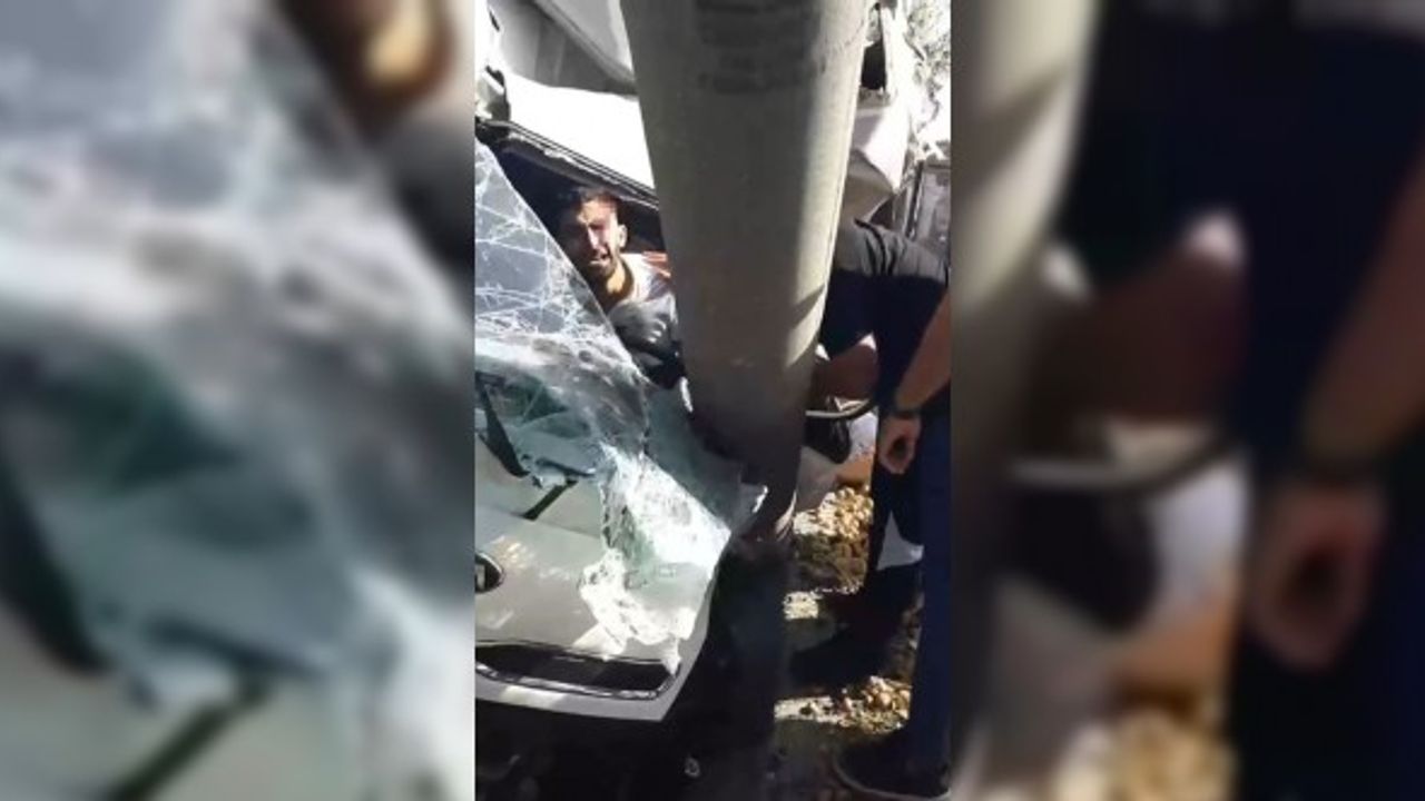 Ceviz yüklü kamyonet beton bloğa çarptı, araçta sıkışan genç sürücü acı içerisinde kıvrandı