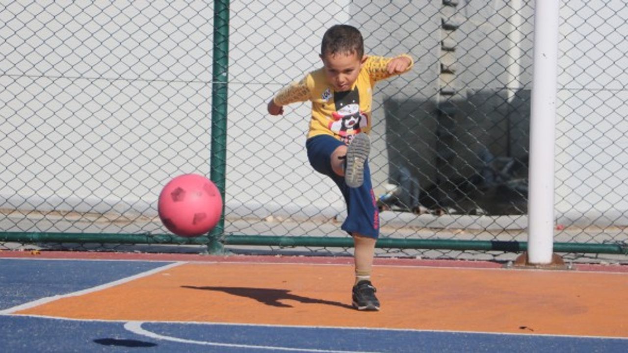 Depremzede Murat, protez bacakla çocukluğunu yeniden yaşıyor