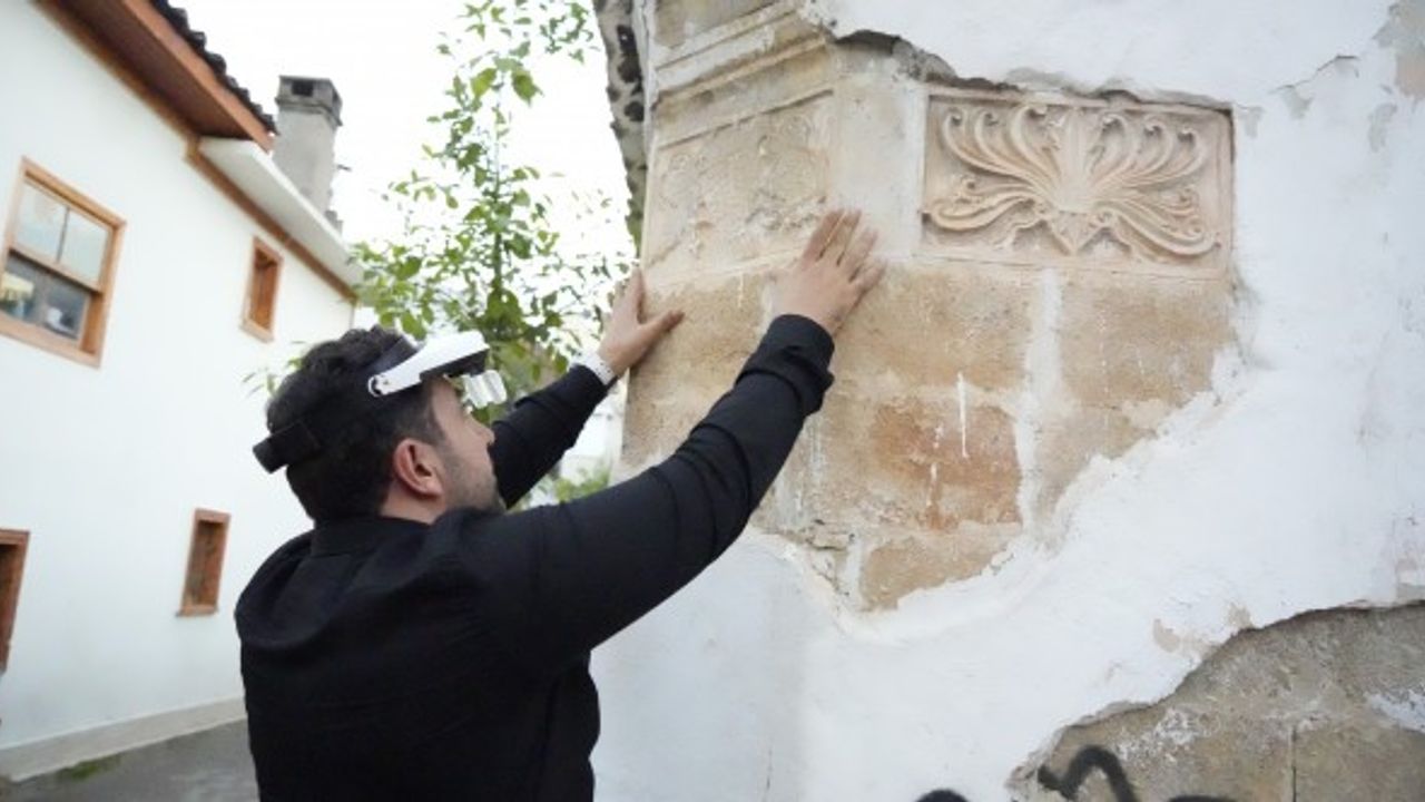 Dökülen sıvanın altından 700 yıllık tarih çıktı