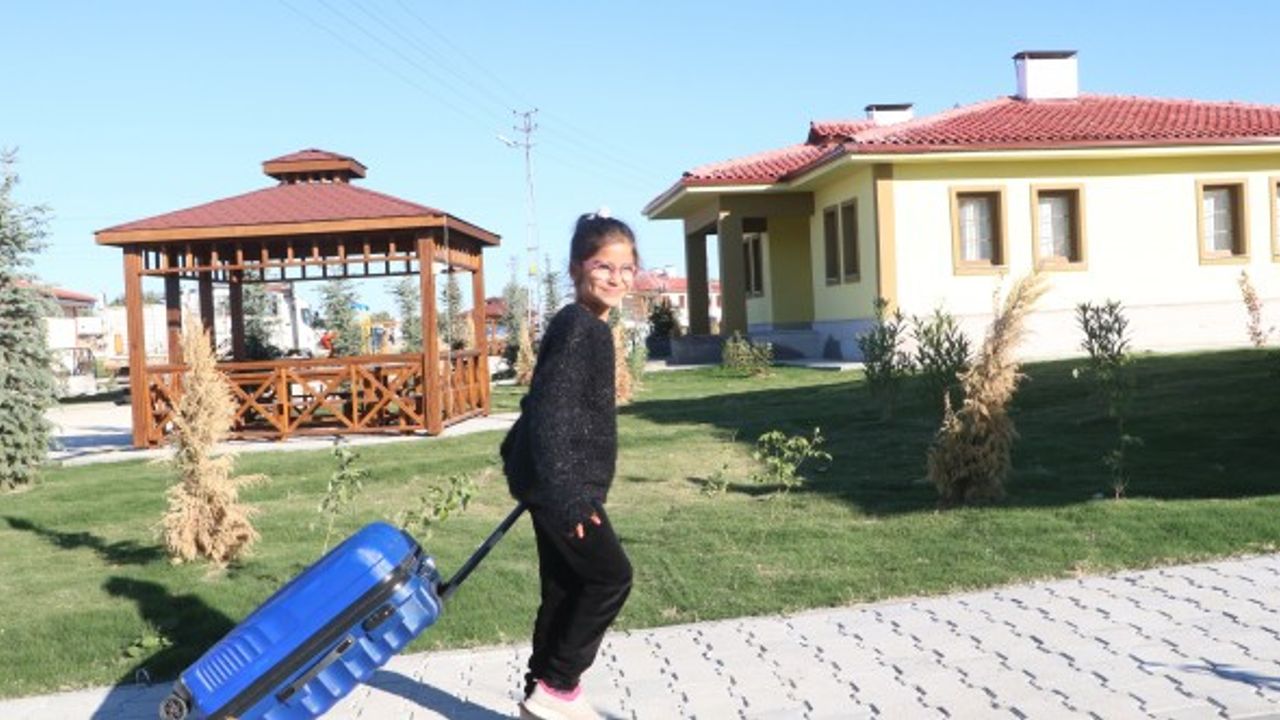 Enkaz kentte afet konutlarında yaşam başladı