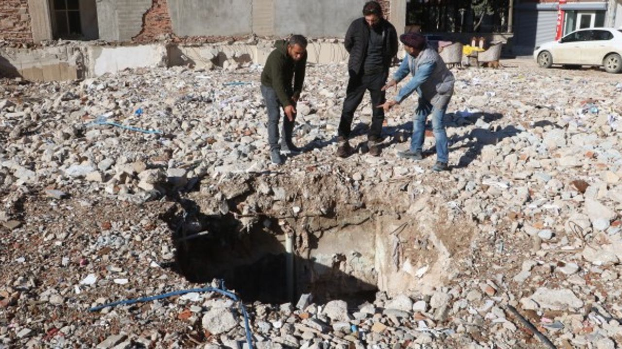 Enkazı kaldırılan binanın yerinde 10 metre derinliğinde obruk oluştu